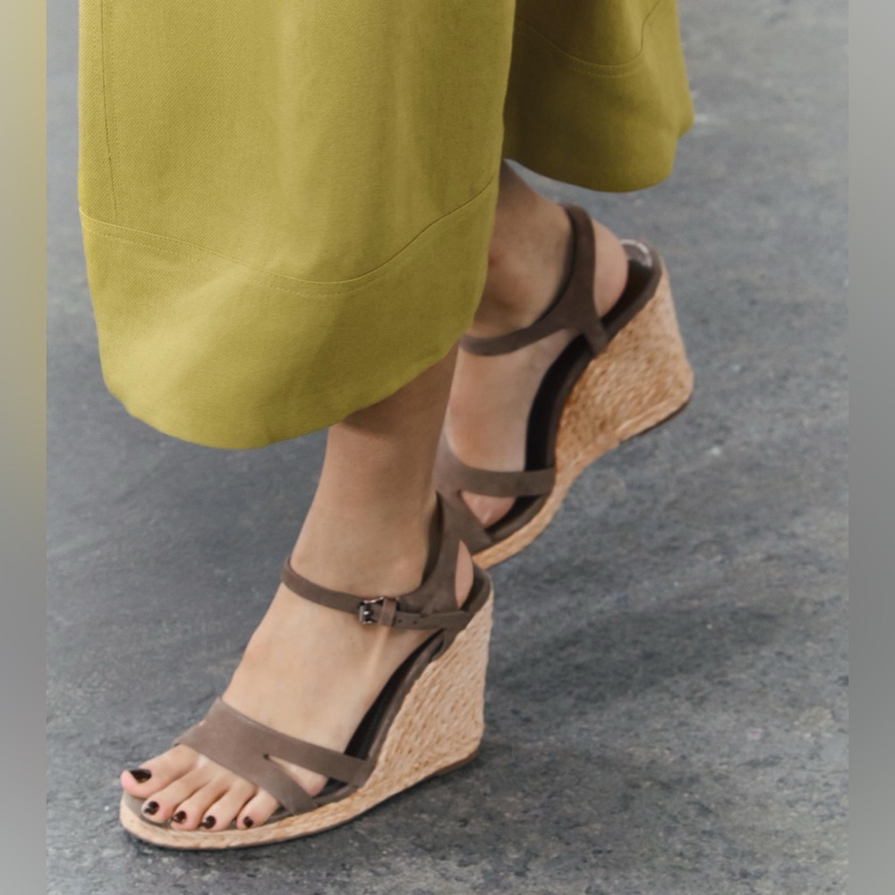 ZARA LEATHER WEDGES KHAKI GREEN
WORN ONCE SIZE 6 - Picture 2 of 7